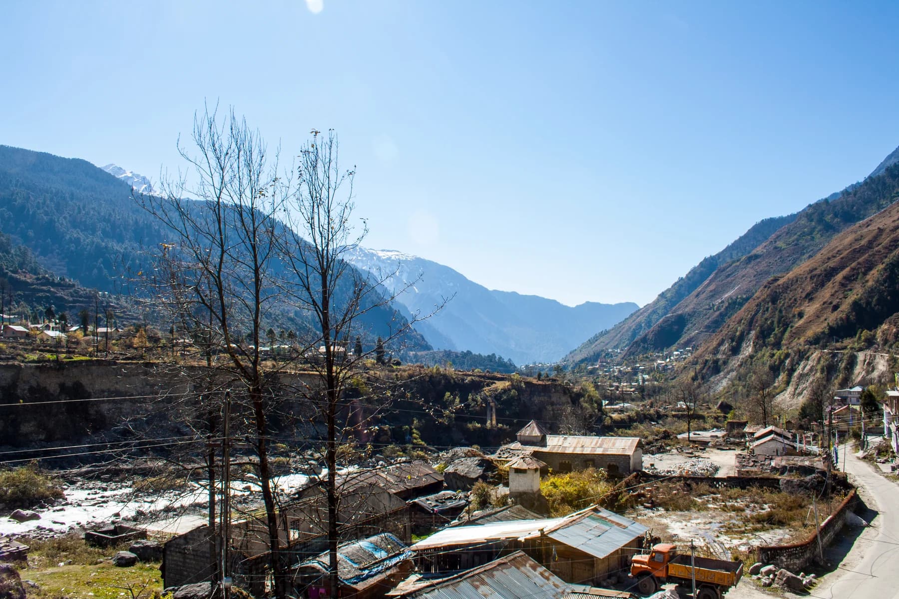 Lachung town and its mountain valley